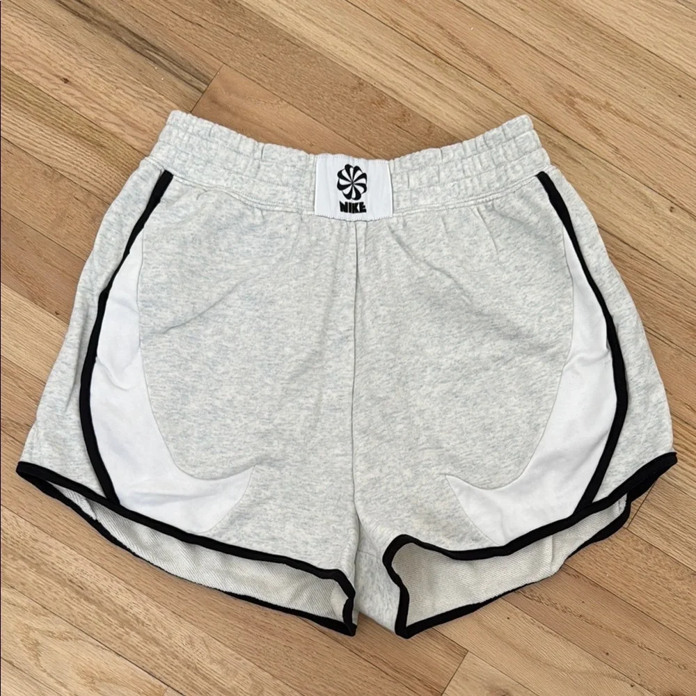 NWOT Nike Sportswear Circa 72 Women High Rise Fleece shorts